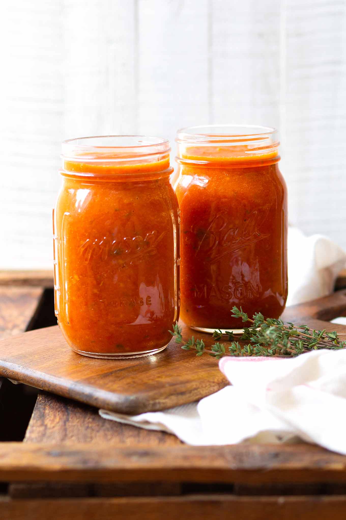 Einfache Tomatensauce aus dem Ofen. Tomatensauce selber machen war noch nie so einfach wie mit diesem schnellen Rezept. Unbedingt ausprobieren! - Kochkarussell.com #tomatensauce #selbermachen #ofentomatensauce #rezept