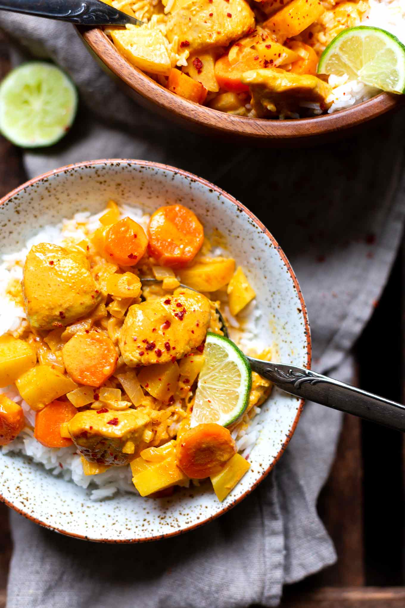 Gelbes Thai-Curry mit Hähnchen. Dieses einfache 30-Minuten Rezept ist schnell, cremig und SO lecker! - Kochkarussell.com #thaicurry #curry #rezept #schnellundeinfach #kochkarussell