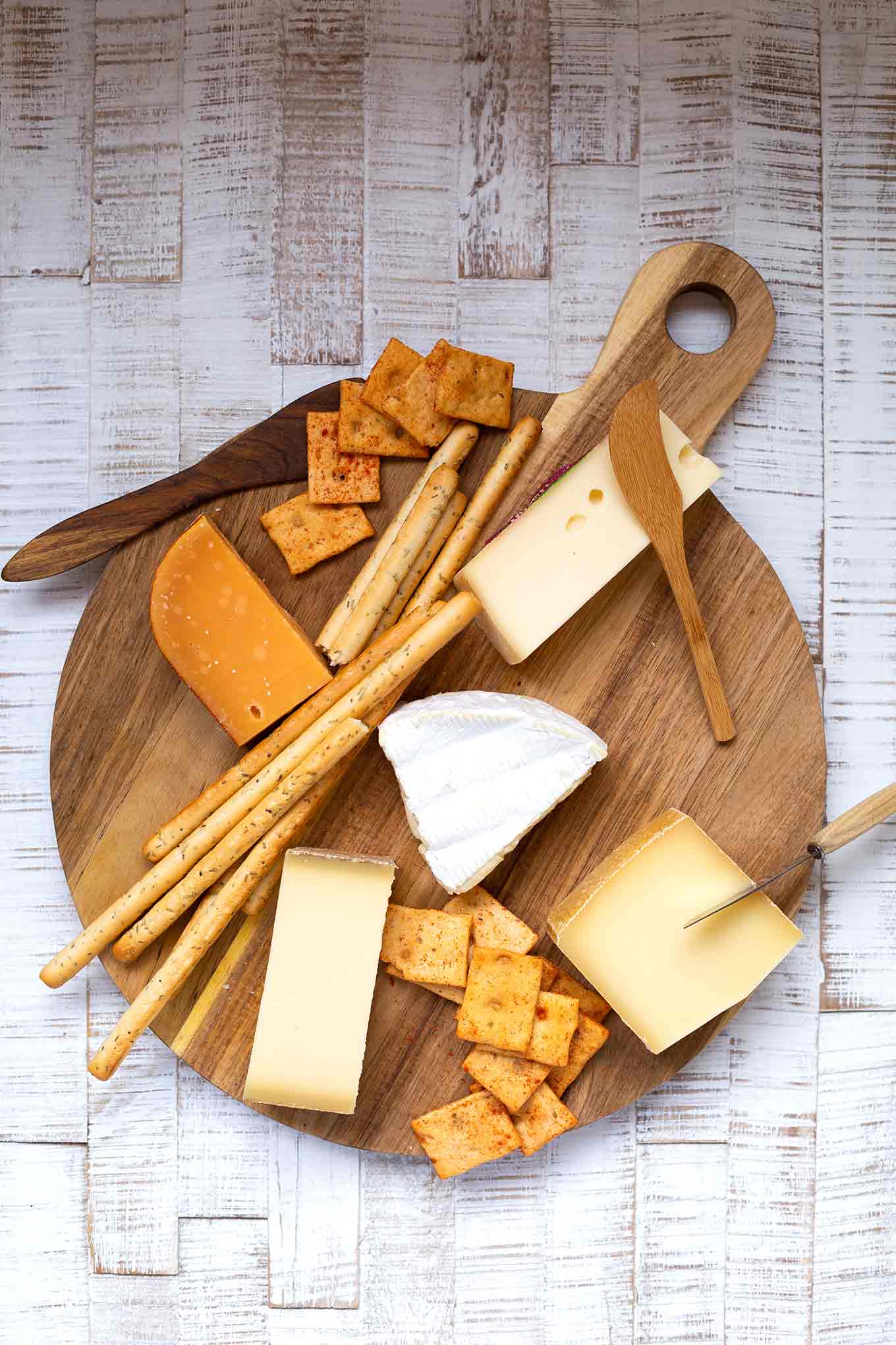 So geht's: Käseplatte selber machen. Mit dieser einfachen Schritt für Schritt-Anleitung wird die perfekte Käseplatte zum Kinderspiel! - Kochkarussell.com #käseplatte #selbermachen #rezept #kochkarussell
