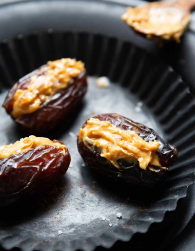 2-Zutaten Medjool Datteln mit Erdnussbutter