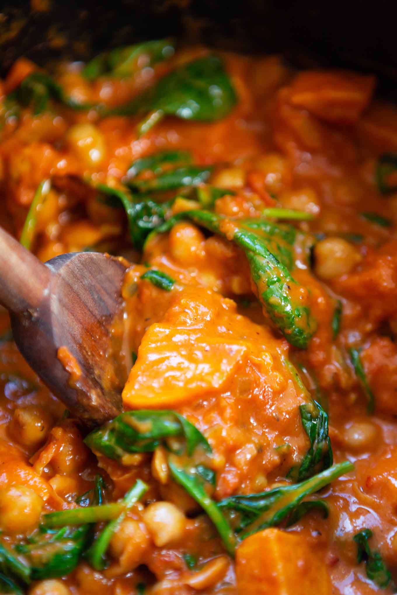 Süßkartoffel-Kichererbsen-Curry mit Spinat. Dieses 30-Minuten Rezept ist einfach, kuschelig und perfekt für den Herbst! - Kochkarussell.com #süßkartoffelcurry #curry #rezept #schnellundeinfach