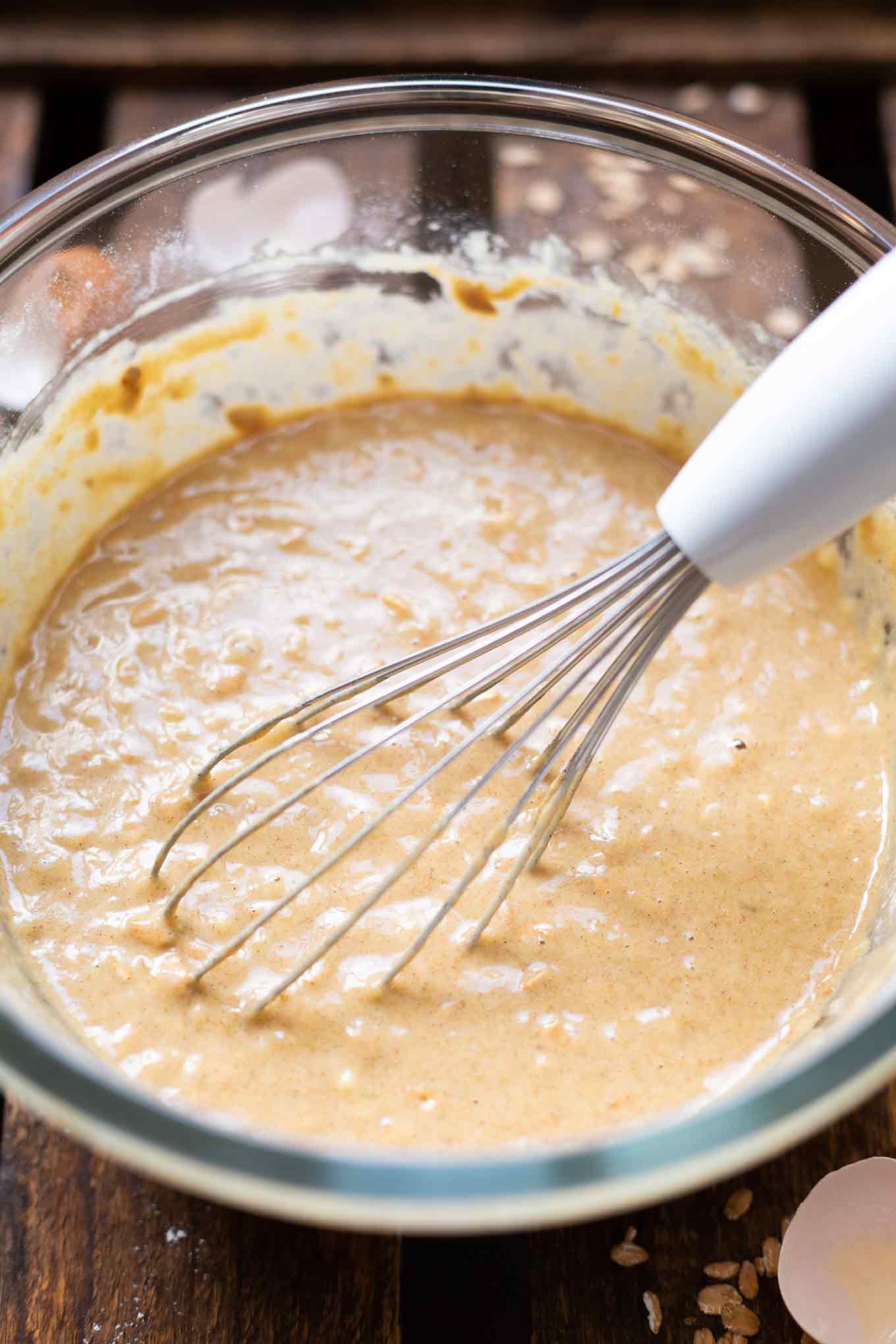 Bananenbrot-Teig in einer Glasschüssel mit Rührbesen