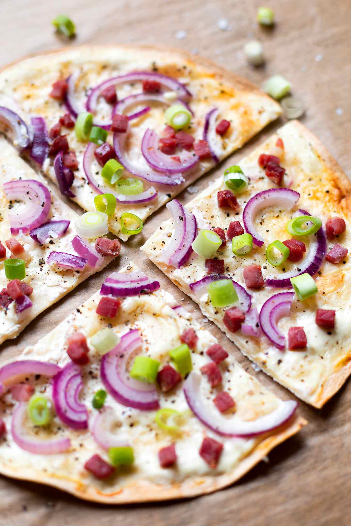 Werbung. Blitz-Flammkuchen. Für dieses schnelle und einfache Feierabend-Rezept brauchst du nur 5 Zutaten, YAY! - Kochkarussell.com #blitzflammkuchen #rezept #schnellundeinfach #kochkarussell