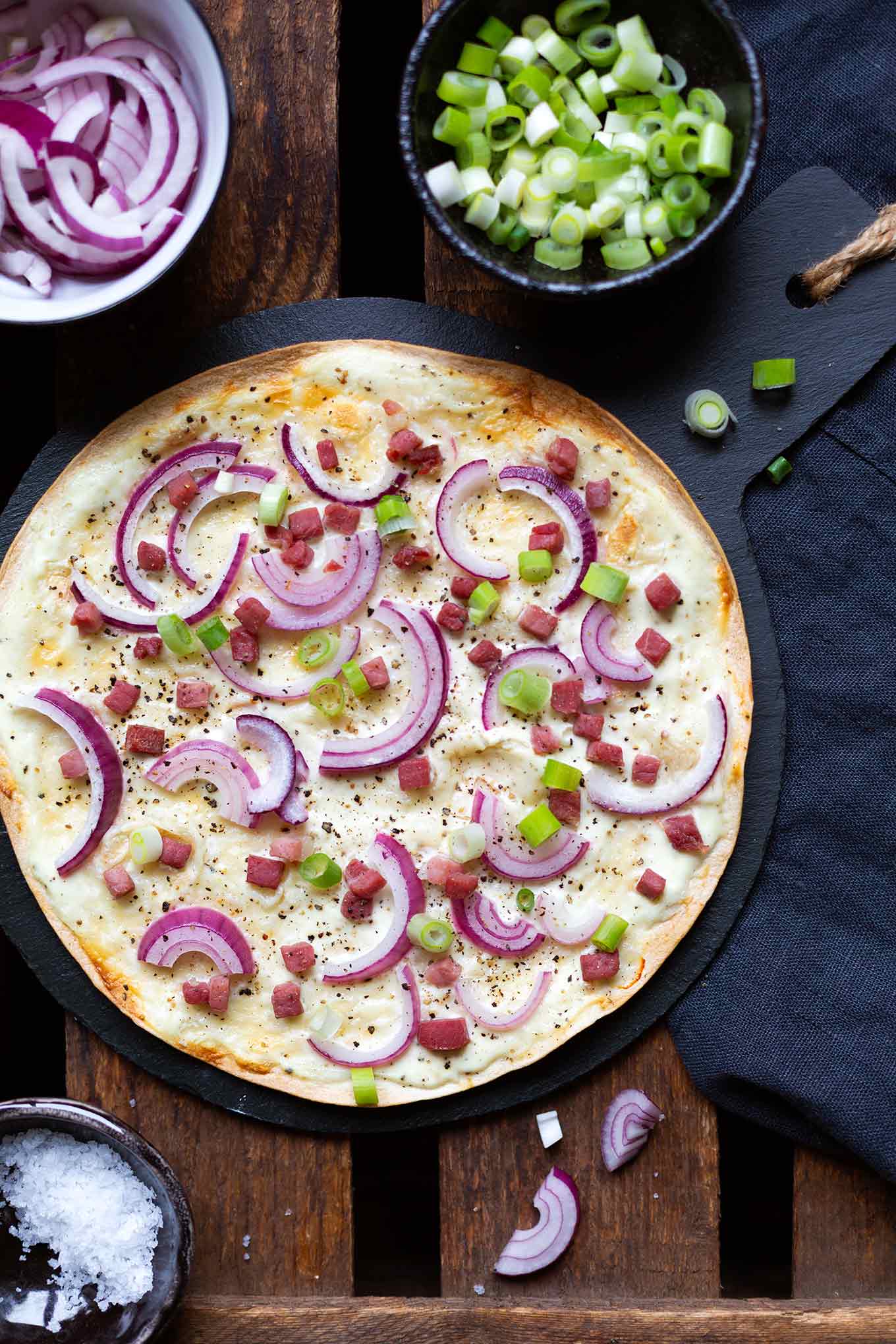 Werbung. Blitz-Flammkuchen. Für dieses schnelle und einfache Feierabend-Rezept brauchst du nur 5 Zutaten, YAY! - Kochkarussell.com #blitzflammkuchen #rezept #schnellundeinfach #kochkarussell