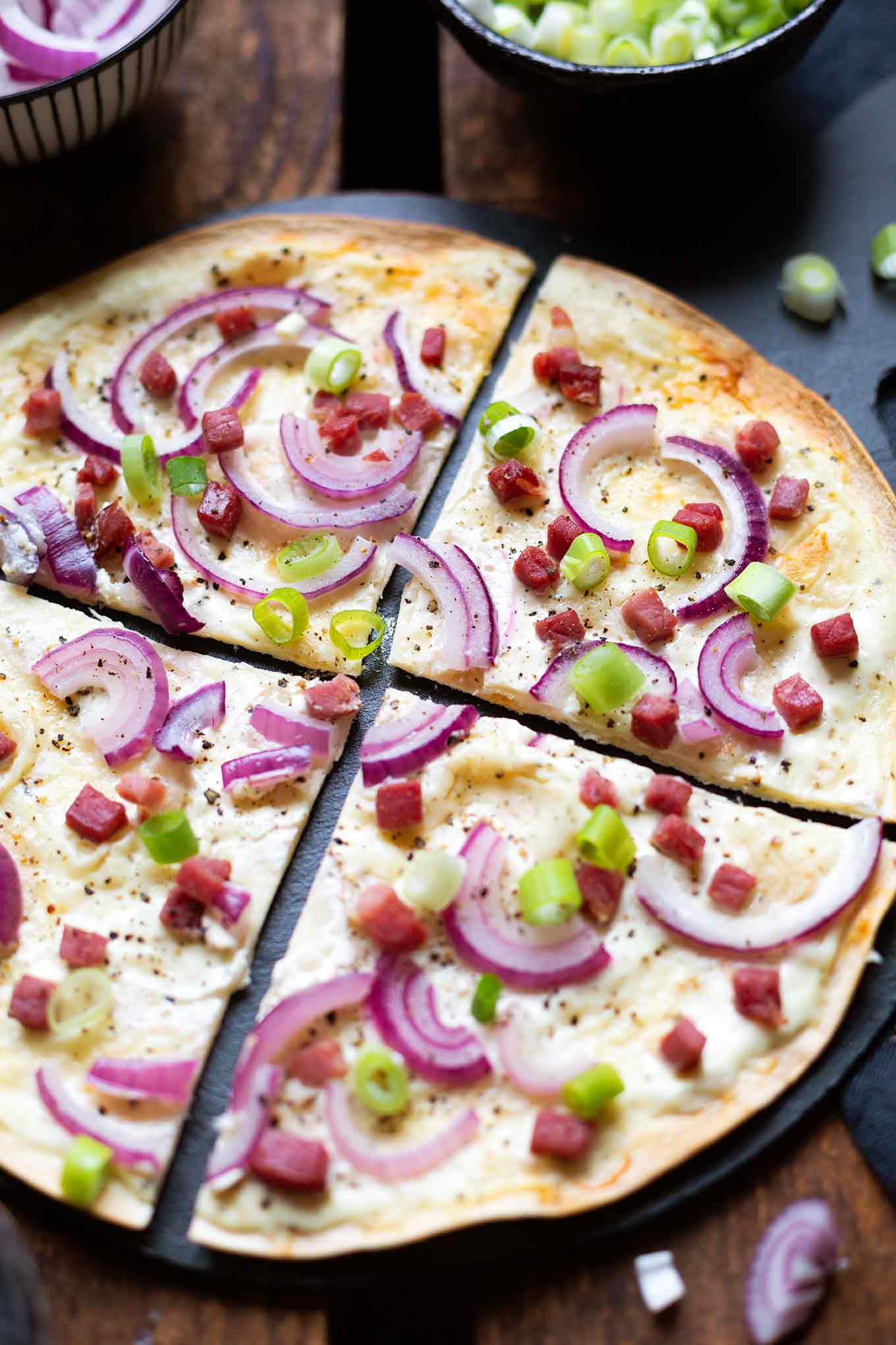 Werbung. Blitz-Flammkuchen. Für dieses schnelle und einfache Feierabend-Rezept brauchst du nur 5 Zutaten, YAY! - Kochkarussell.com #blitzflammkuchen #rezept #schnellundeinfach #kochkarussell