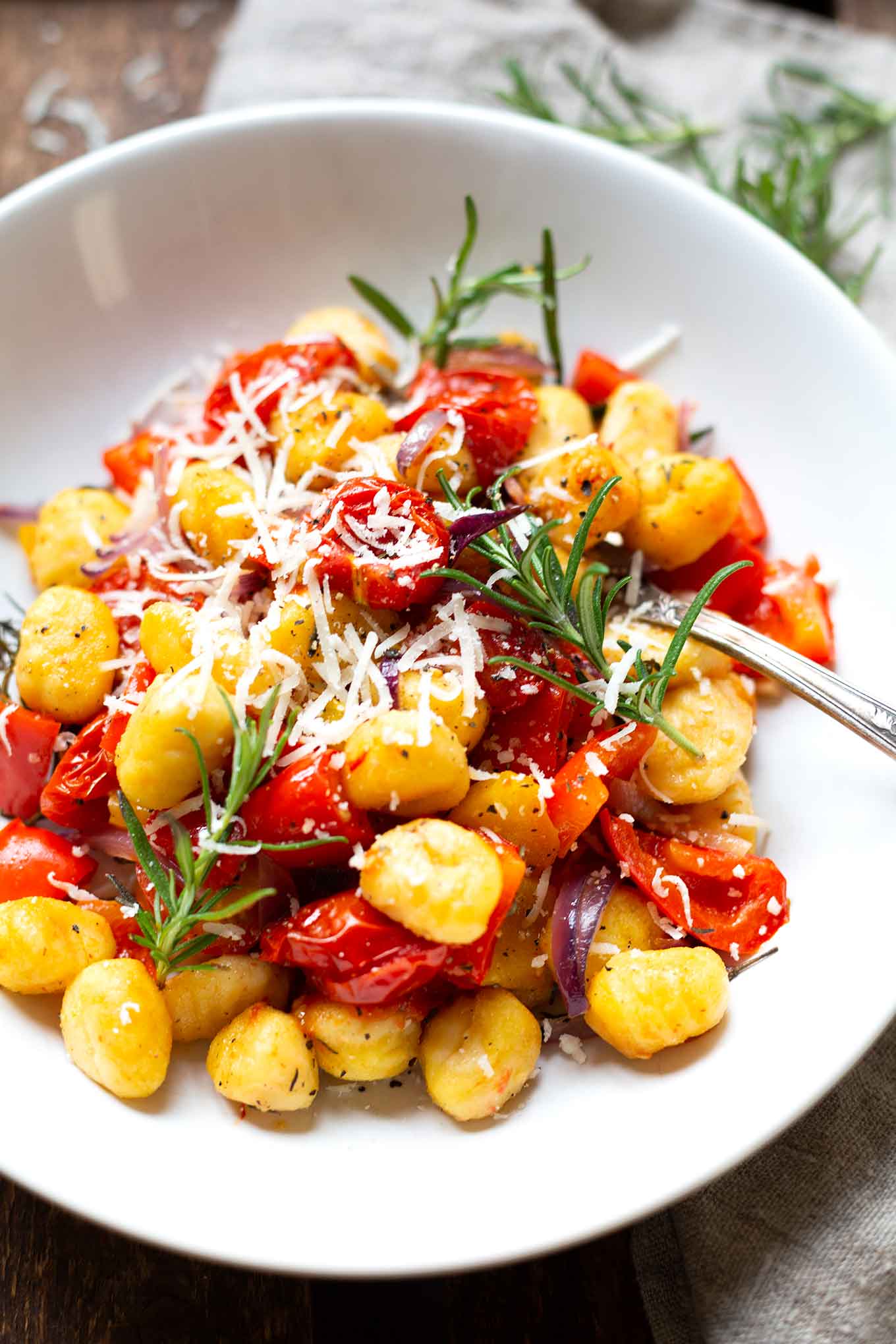 Werbung. Ein Blech-Gnocchi mit Tomaten, Paprika und Roten Zwiebeln. Super praktisch, schnell gemacht und richtig lecker - Kochkarussell.com #einblech #WineChefs #Weinfreunde #foodandwine