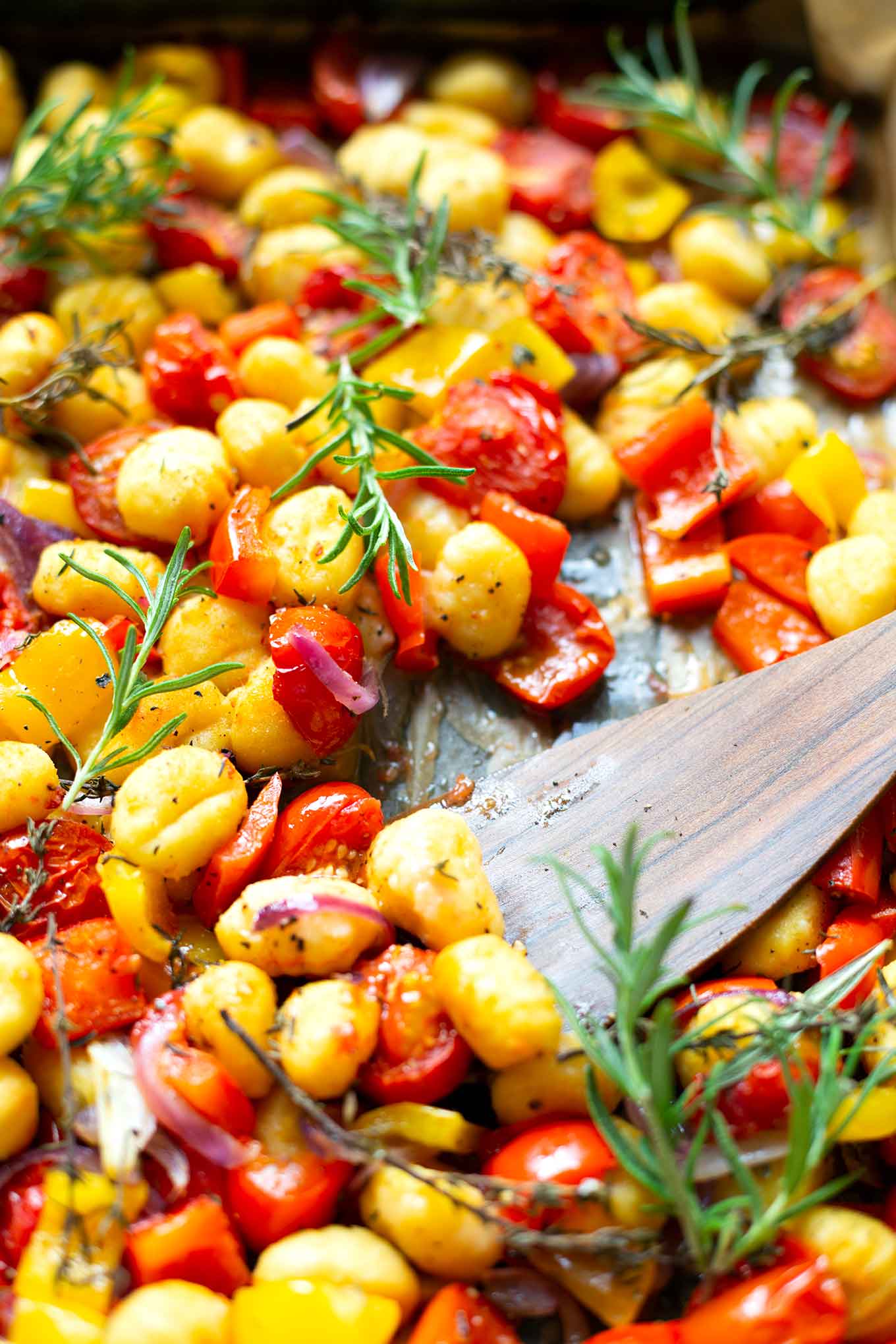 Ein Blech Gnocchi Mit Tomaten Paprika Und Roten Zwiebeln Kochkarussell