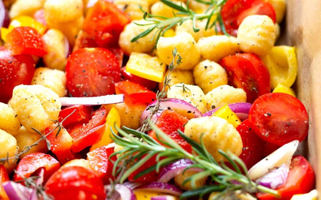 Ein Blech-Gnocchi mit Tomaten, Paprika und Roten Zwiebeln