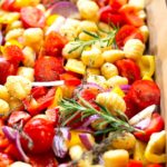 Ein-Blech-Gnocchi-mit-Tomaten-Paprika-und-Roten-Zwiebeln-3