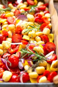 Ein Blech-Gnocchi mit Paprika, Tomaten und Roten Zwiebeln