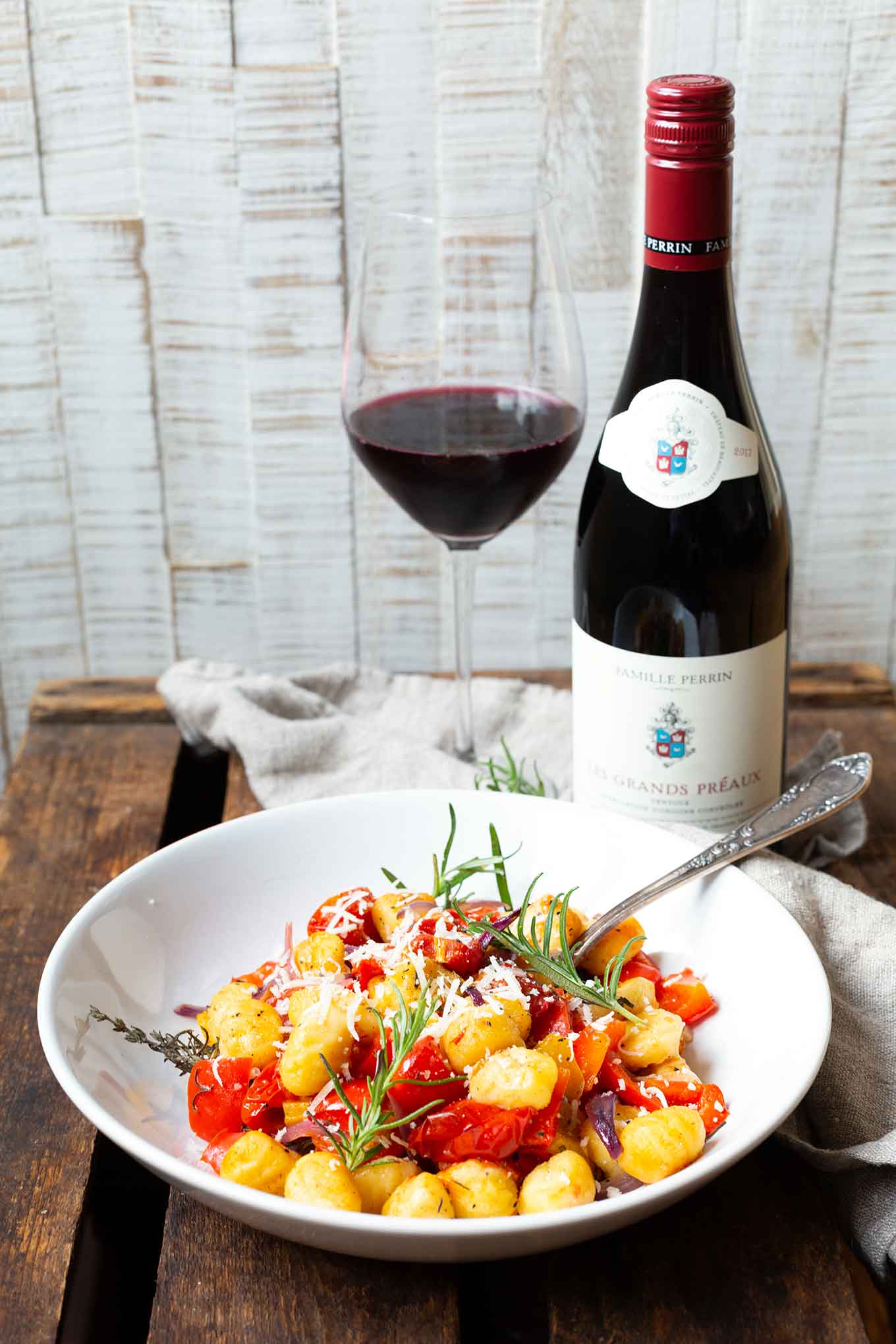 Werbung. Ein Blech-Gnocchi mit Tomaten, Paprika und Roten Zwiebeln. Super praktisch, schnell gemacht und richtig lecker - Kochkarussell.com #einblech #WineChefs #Weinfreunde #foodandwine