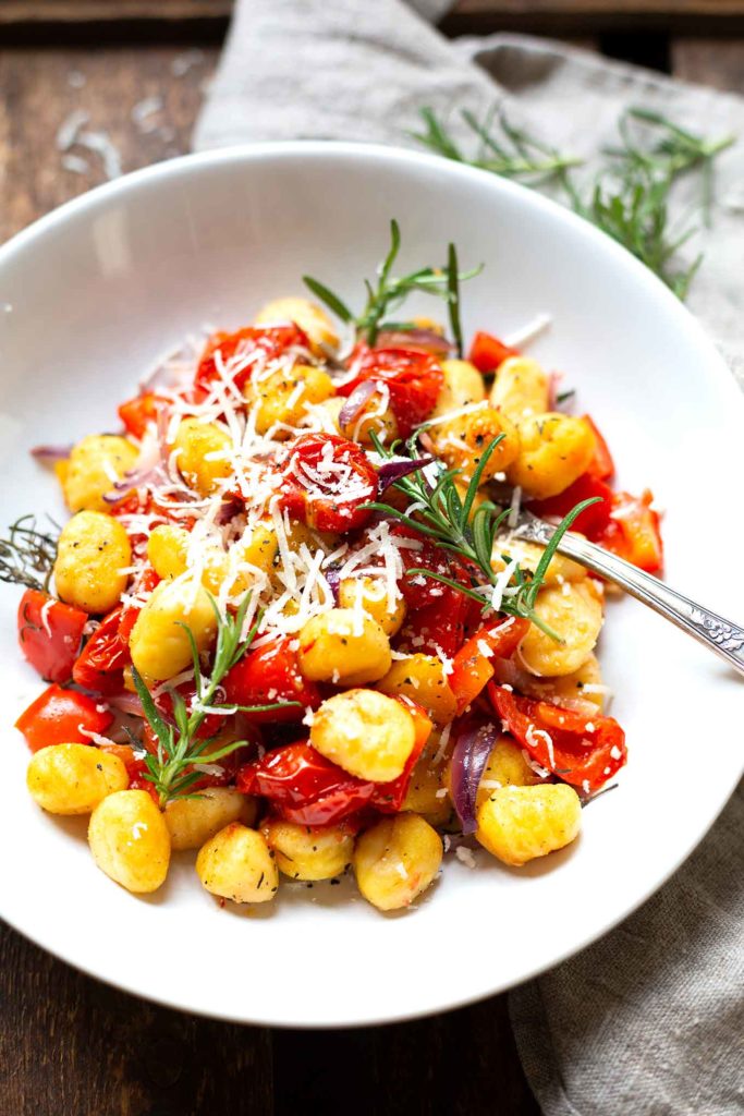 Ein Blech-Gnocchi mit Tomaten, Paprika und Roten Zwiebeln - Kochkarussell