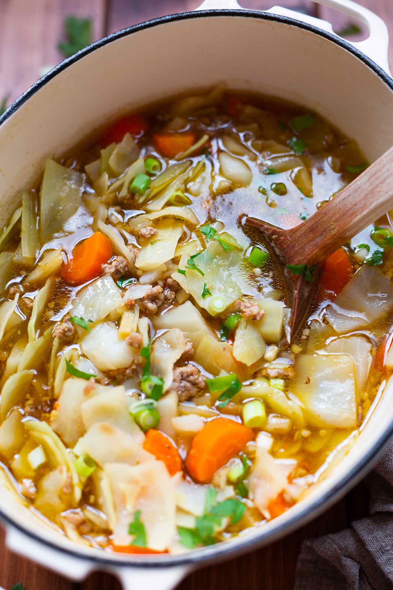 30-Minuten Frühlingsrollen-Suppe. Dieses schnelle Low Carb Rezept ist herzhaft, deftig und asiatisch gut! - Kochkarussell.com #frühlingsrollen #suppe #rezept #schnellundeinfach