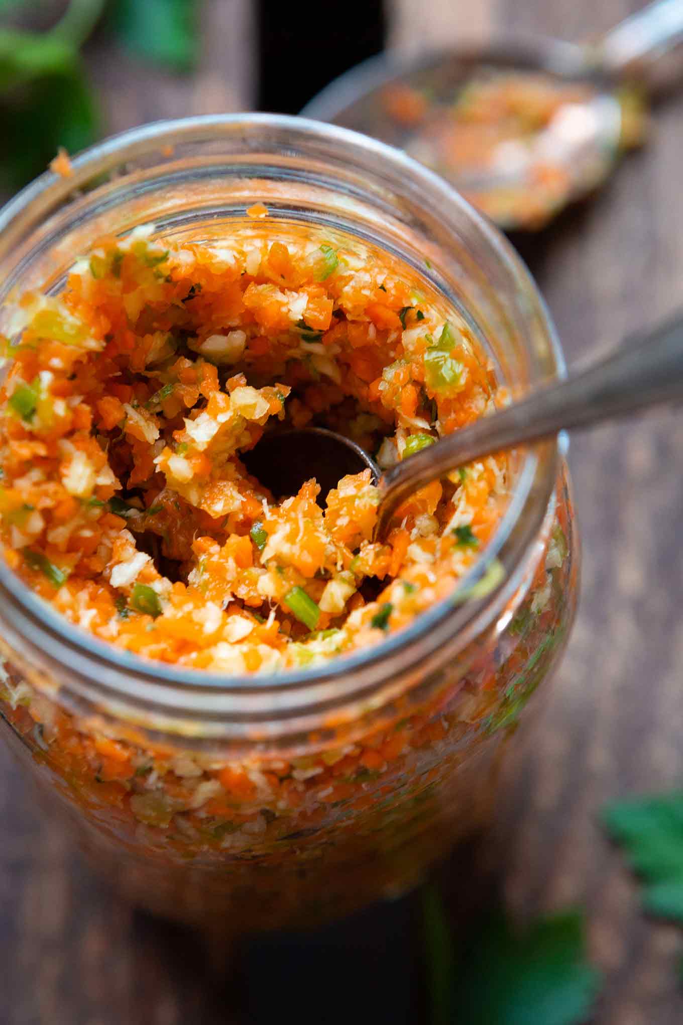 Gemüsebrühe selber machen. Für dieses einfache 10-Minuten Rezept brauchst du nur Suppengrün und Salz - so gut! - Kochkarussell.com #gemüsebrühe #selbermachen #rezept #einfach