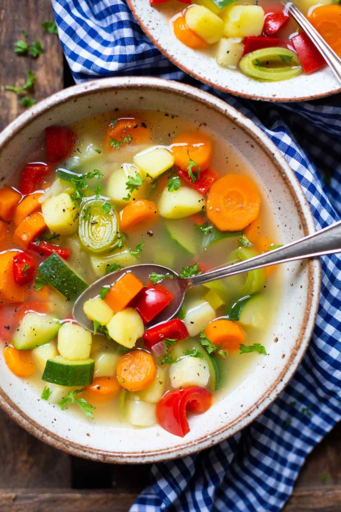 Herzhafte Gemüsesuppe. 15 schnelle und einfache Suppen- und Eintopfrezepte. Kochkarussell - dein Foodblog für schnelle und einfache Feierabendküche.