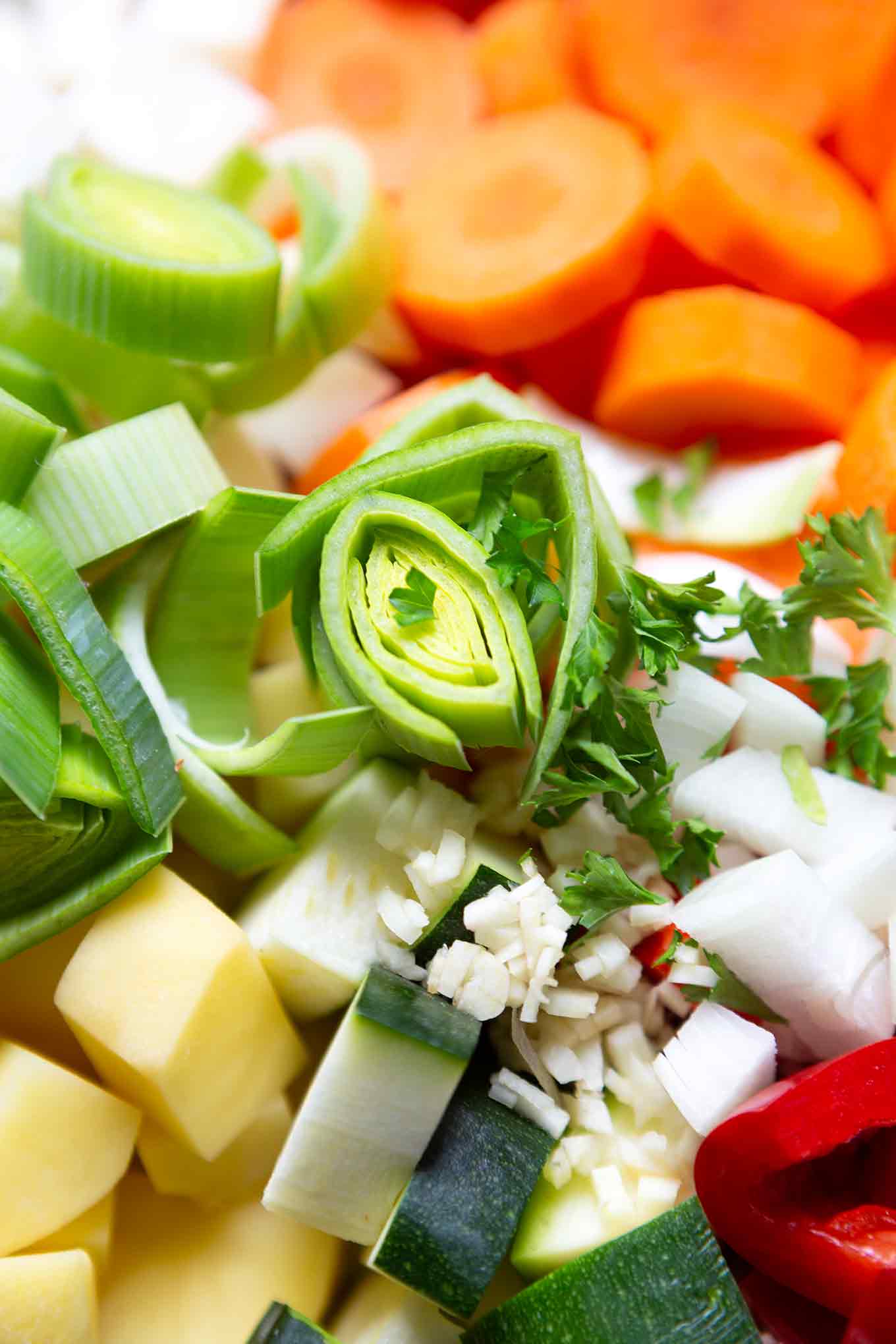 Herzhafte Gemüsesuppe. Dieses deftige 30-Minuten Rezept ist gesund, kalorienarm und super einfach! - Kochkarussell.com #gemüsesuppe #herzhaft #einfach #kochkarussell