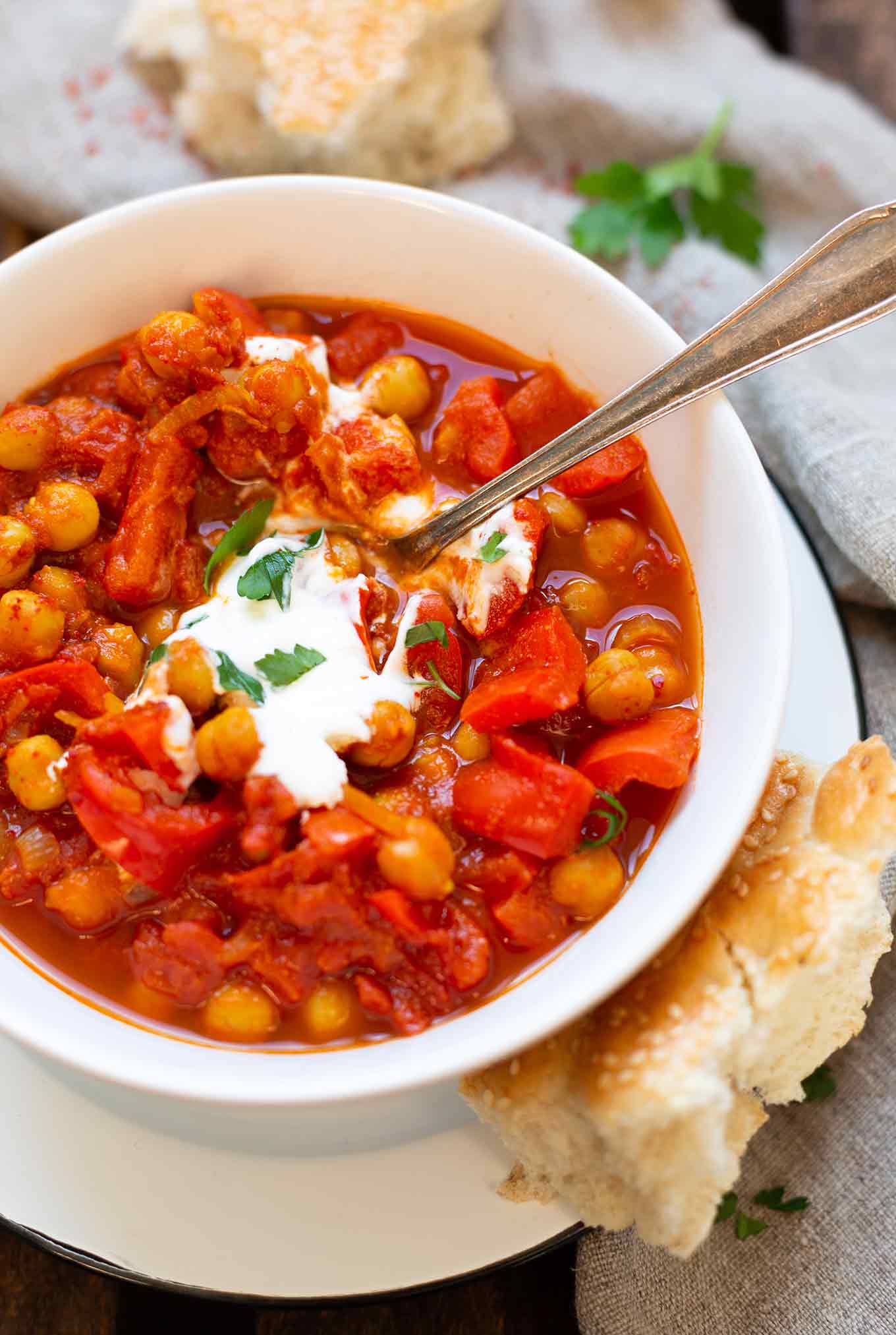 Indisches Kichererbsen-Curry. One Pot Tortellini mit Tomaten-Sahne-Sauce und 10 weitere schnelle und einfache Veggie One Pot Rezepte. Für alle Rezepte braucht ihr nur einen Topf oder eine Pfanne, wenig Zeit und bekommt dennoch die extra Ladung Gemüse und Comfort Food. Alle vegetarische Rezepte sind schnell gekocht, einfach und super lecker. Kochkarussell - dein Foodblog für schnelle und einfache Feierabendküche.