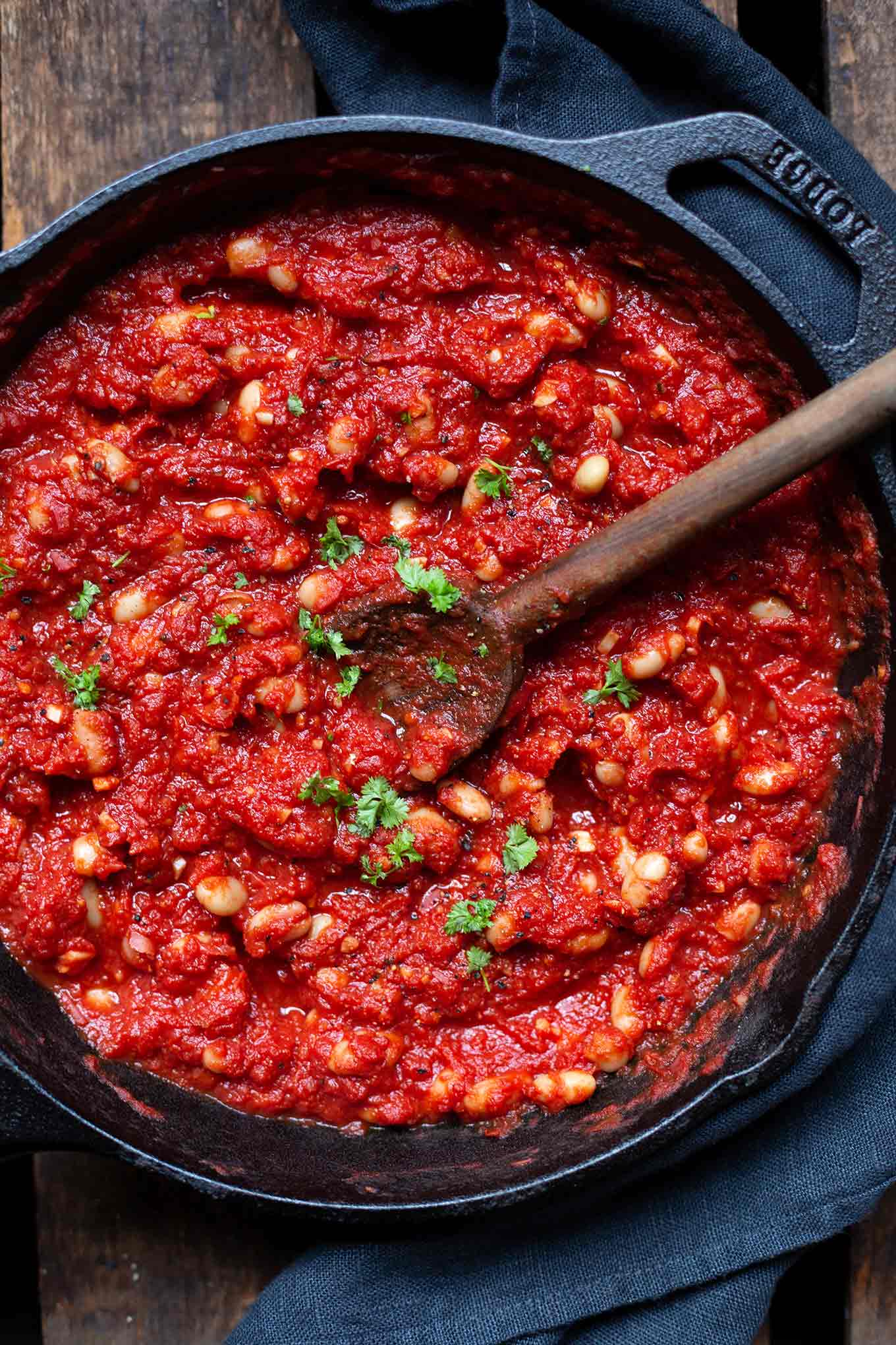 Baked Beans. Für dieses turboschnelle, herzhafte vegetarische Rezept brauchst du nur eine Pfanne und 5 Zutaten! - Kochkarussell.com #bakedbeans #rezept #vegetarisch #kochkarussell