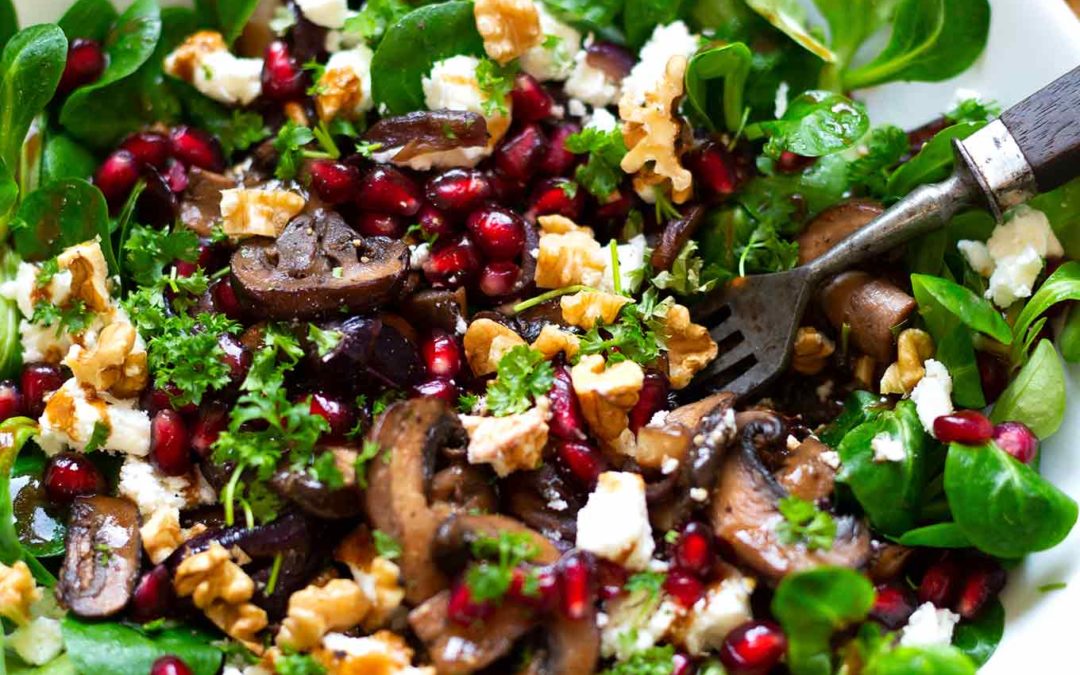 Feldsalat mit gebratenen Pilzen, Granatapfel, Feta und Walnüssen