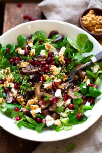 Feldsalat mit gebratenen Pilzen, Granatapfel, Feta und Walnüssen