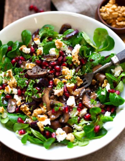 Feldsalat mit gebratenen Pilzen, Granatapfel, Feta und Walnüssen