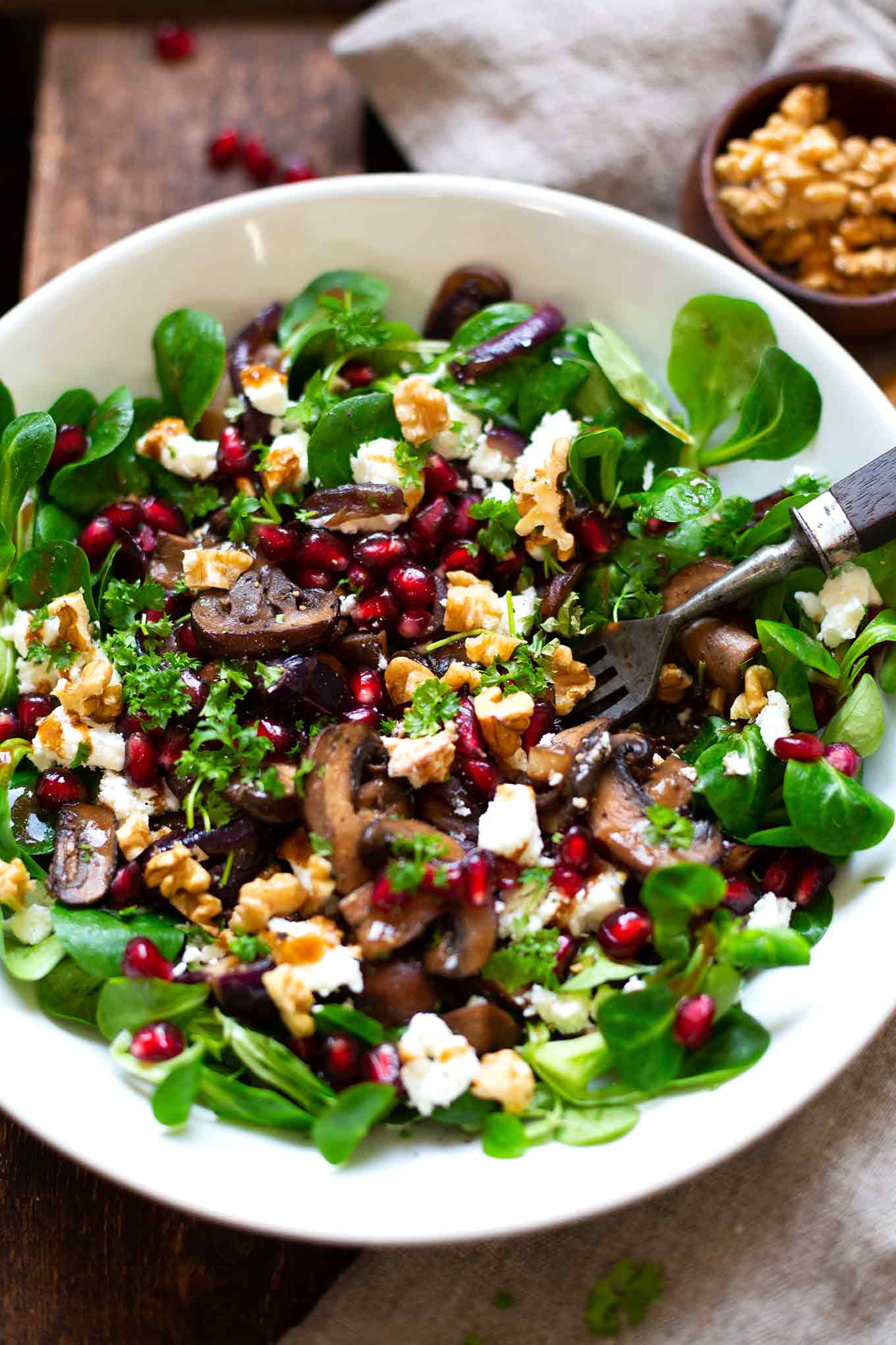 Feldsalat mit gebratenen Pilzen, Feta und Walnüssen - Kochkarussell