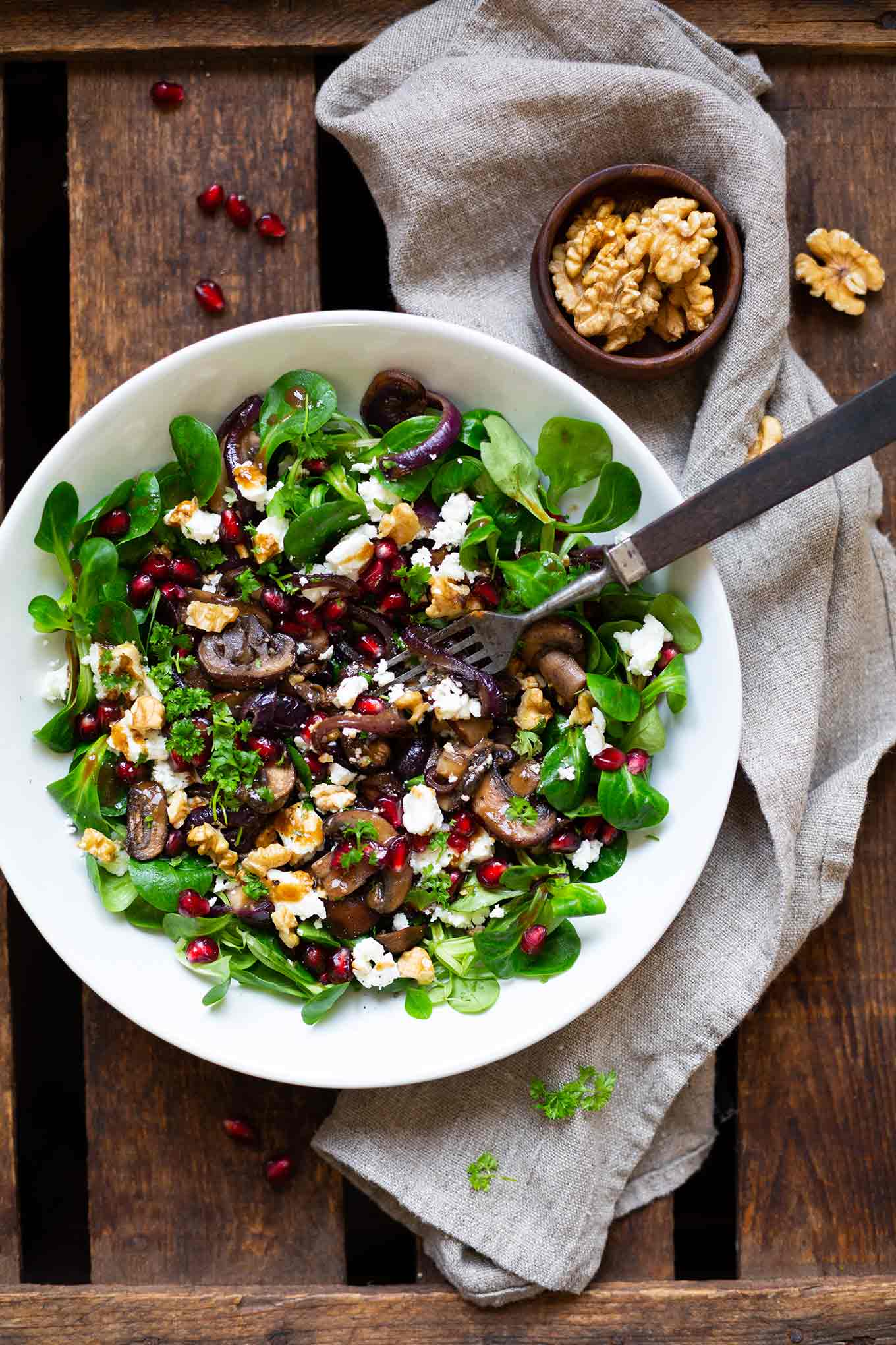 Feldsalat mit gebratenen Pilzen, Feta und Walnüssen - Kochkarussell