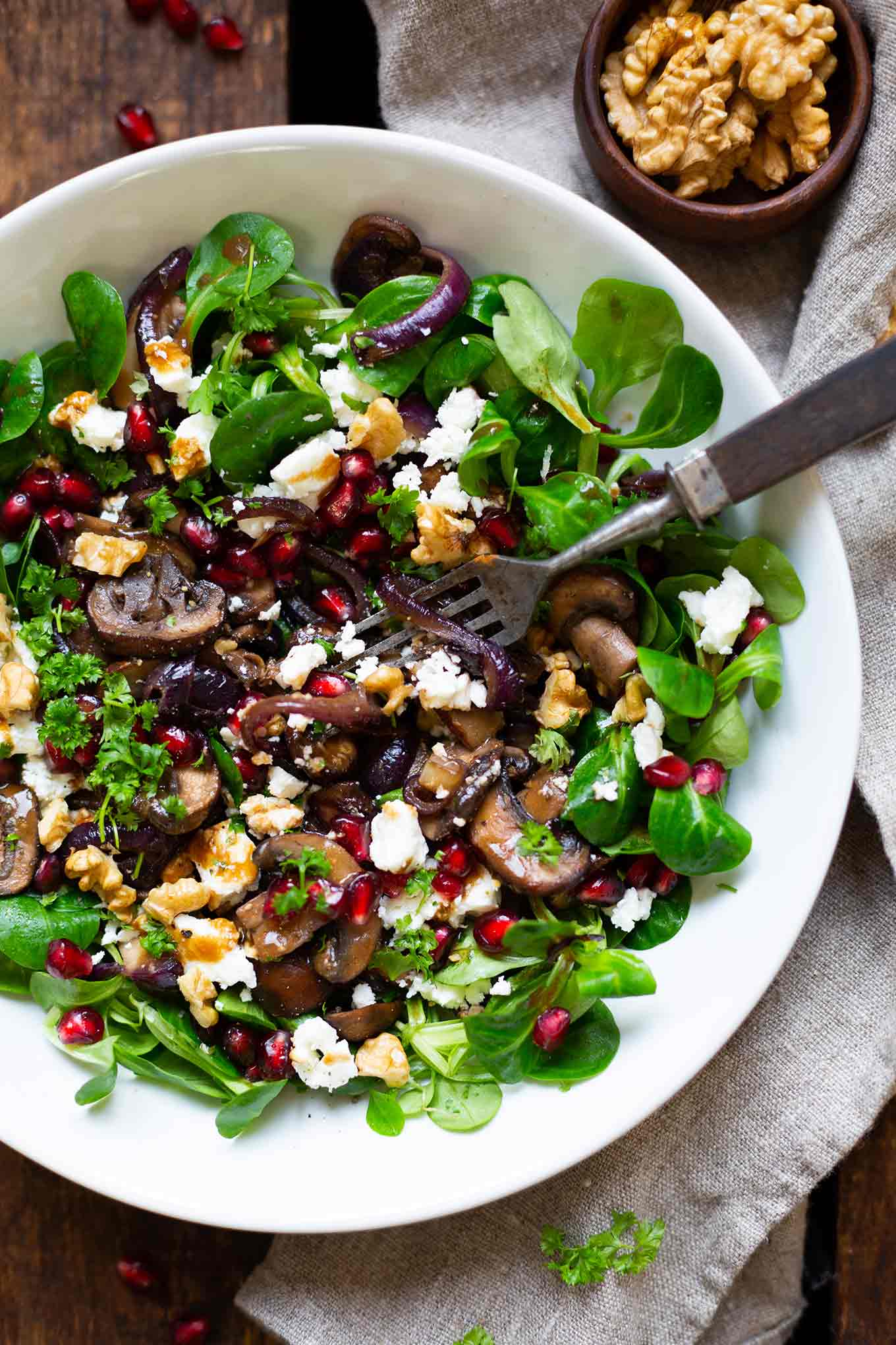 Feldsalat mit gebratenen Pilzen, Feta und Walnüssen - Kochkarussell