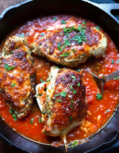Mozzarella-Hähnchen in Tomatensauce