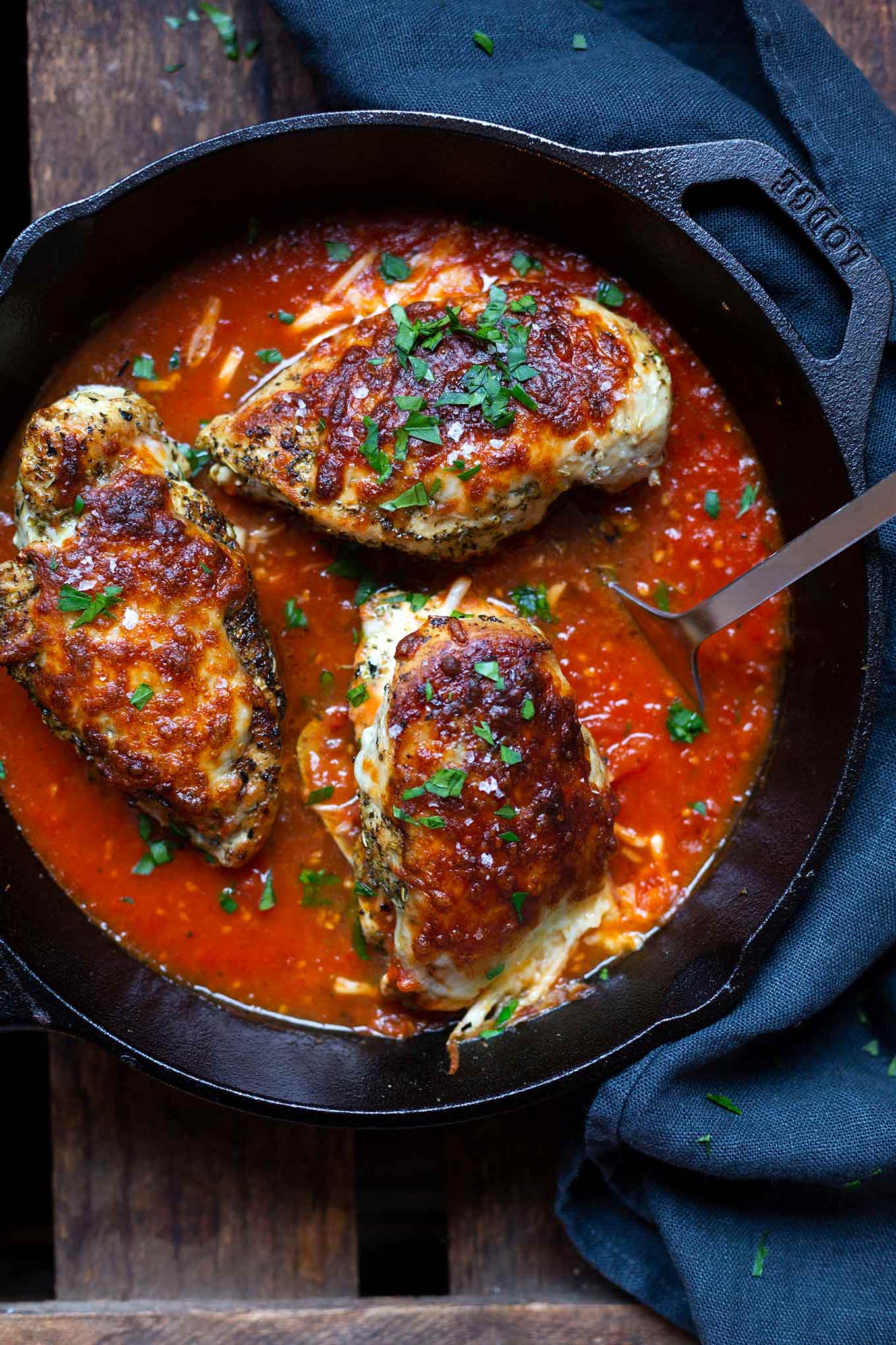 Saftiges Mozzarella-Hähnchen in Tomatensauce. Dieses schnelle 6-Zutaten Rezept ist low carb, herzhaft und getoppt mit einer dicken Käsekruste! - Kochkarussell Foodblog - #mozzarellahähnchen #hähnchen #rezept #lowcarb