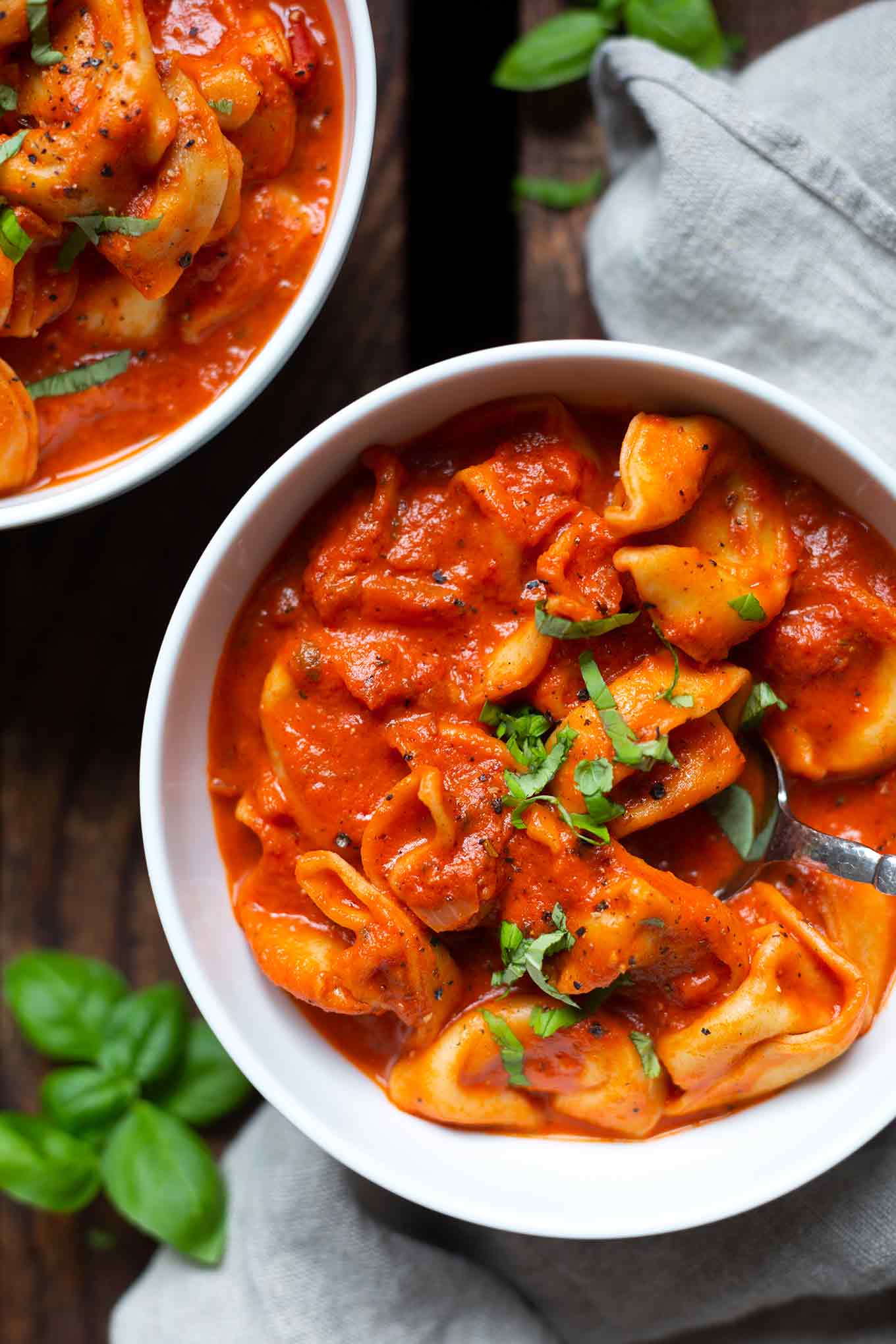 One Pot Tortellini mit Tomaten-Sahne-Sauce. Dieses vegetarische Rezept ist super einfach, schnell und SO gut! - Kochkarussell.com #onepot #tortellini #soulfood #kochkarussell