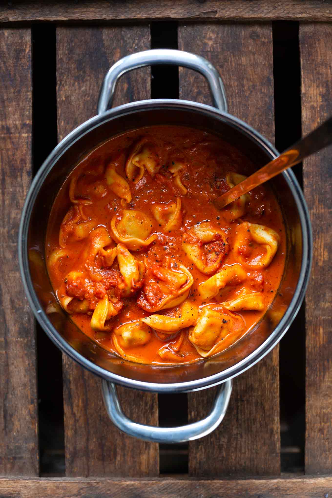 One Pot Tortellini mit Tomaten-Sahne-Sauce. Dieses vegetarische Rezept ist super einfach, schnell und SO gut! - Kochkarussell.com #onepot #tortellini #soulfood #kochkarussell