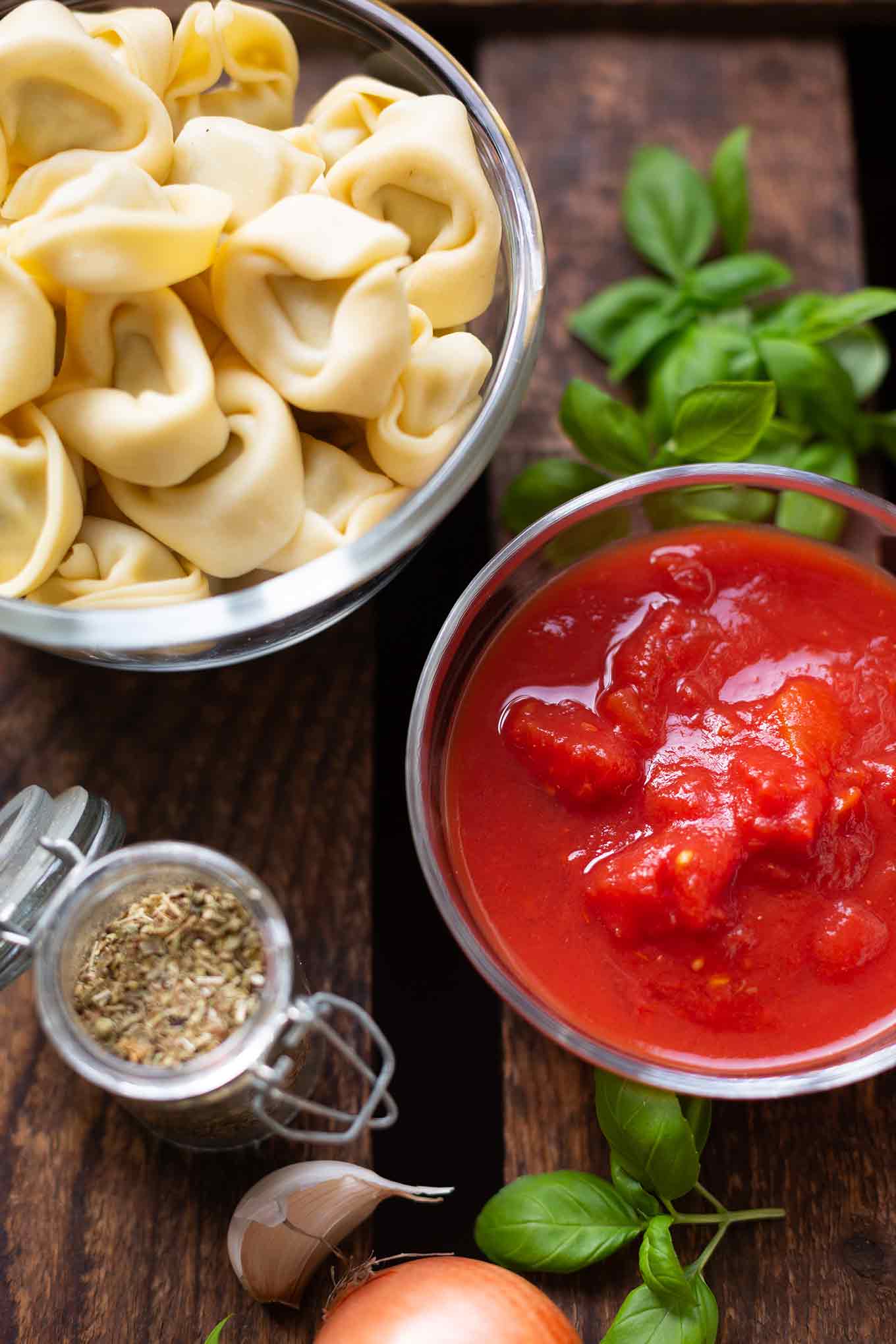 One Pot Tortellini mit Tomaten-Sahne-Sauce. Dieses vegetarische Rezept ist super einfach, schnell und SO gut! - Kochkarussell.com #onepot #tortellini #soulfood #kochkarussell