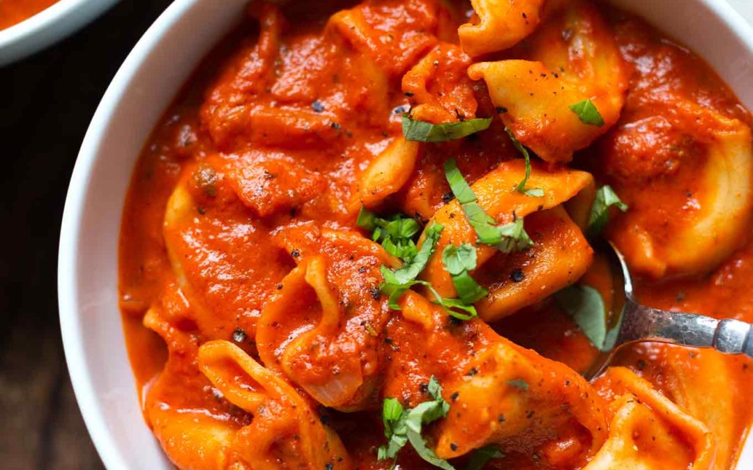 One Pot Tortellini mit Tomaten-Sahne-Sauce