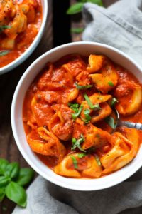 One Pot Tortellini mit Tomaten-Sahne-Sauce