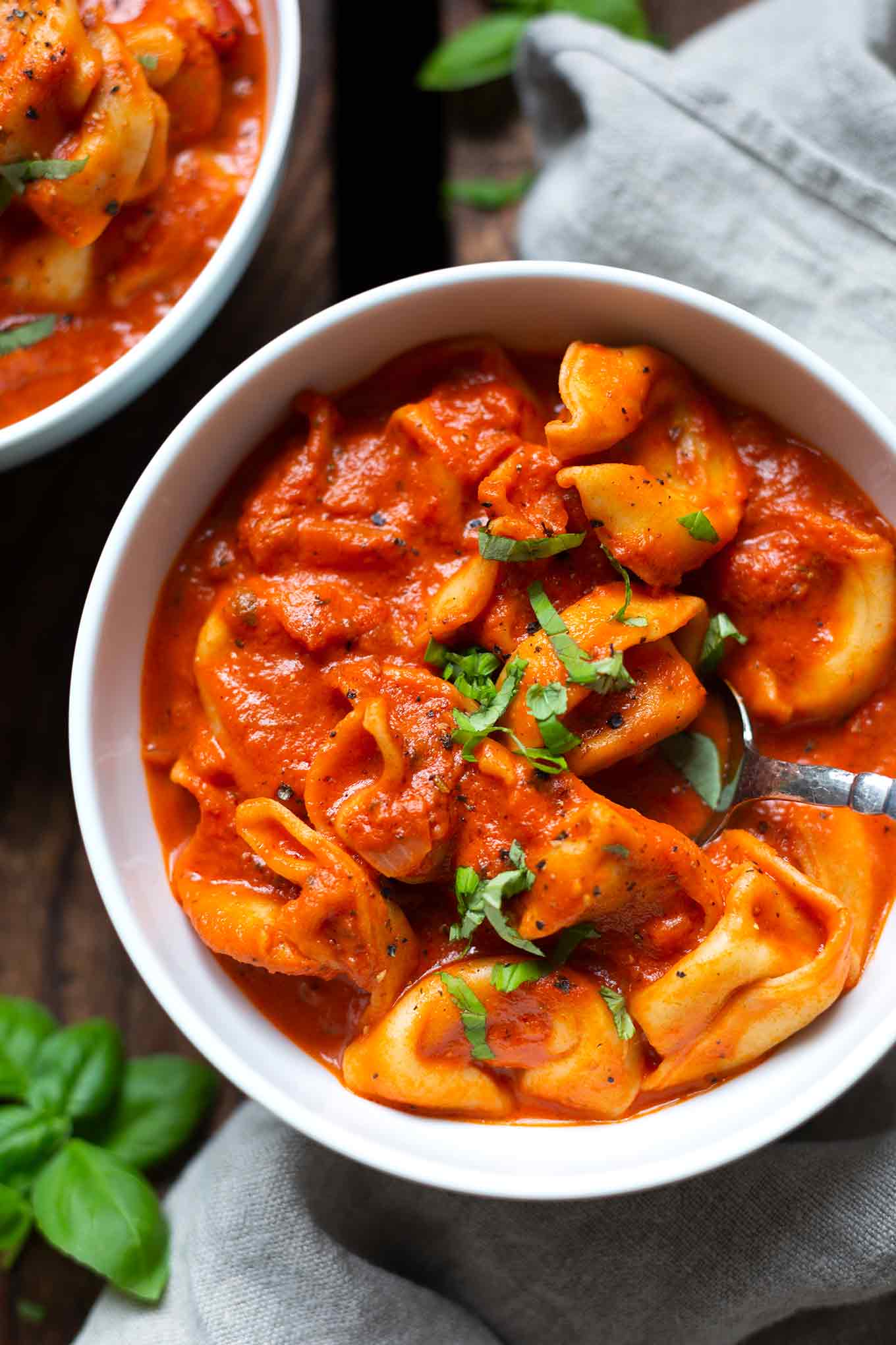 11 schnelle und einfache Meal Prep Rezepte. One Pot Tortellini mit Tomaten-Sahne-Sauce. Dieses vegetarische Rezept ist super einfach, schnell und SO gut! - Kochkarussell Foodblog #mealprep #onepot #tortellini