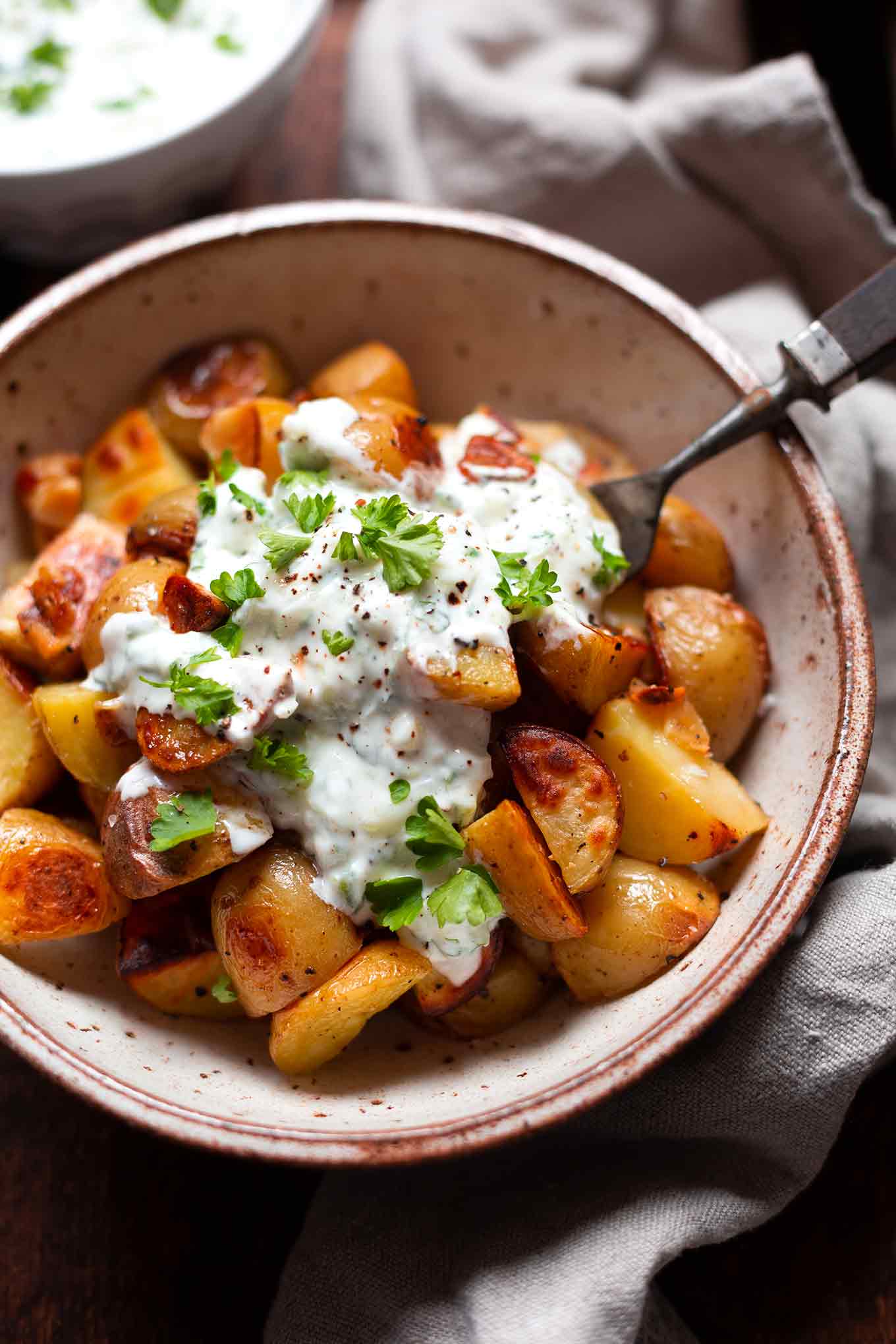 Einfache Knoblauch-Ofenkartoffeln mit Tzatziki. Dieses schnelle, einfache, vegetarische 5-Zutaten Rezept schmeckt immer! - Kochkarussell.com #ofenkartoffeln #tzatziki #feierabendküche #kochkarussell 