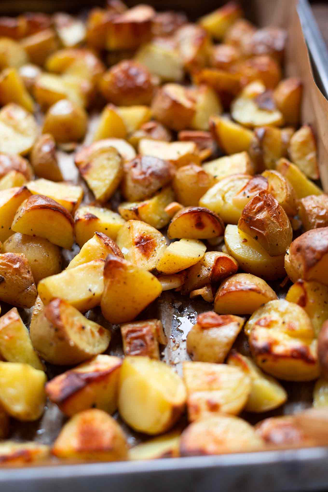Einfache Knoblauch-Ofenkartoffeln mit Tzatziki. Dieses schnelle, einfache, vegetarische 5-Zutaten Rezept schmeckt immer! - Kochkarussell.com #ofenkartoffeln #tzatziki #feierabendküche #kochkarussell 