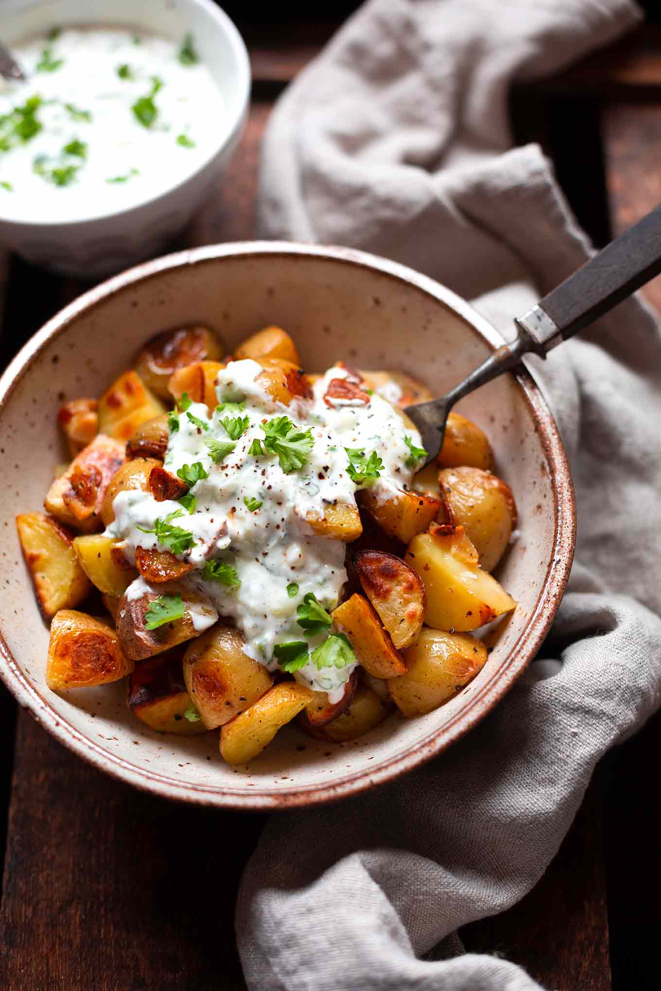 Einfache Knoblauch-Ofenkartoffeln mit Tzatziki. Dieses schnelle, einfache, vegetarische 5-Zutaten Rezept schmeckt immer! - Kochkarussell.com #ofenkartoffeln #tzatziki #feierabendküche #kochkarussell 