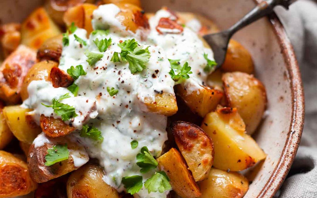 Einfache Knoblauch-Ofenkartoffeln mit Tzatziki (Nur 5 Zutaten!)