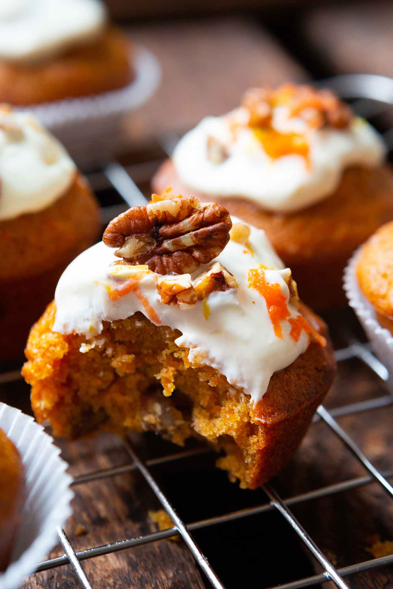 Werbung. Carrot Cake Muffins. Diese einfachen Karotten Muffins mit Creme Fraiche Topping sind saftig und das perfekte Rezept für Kinder! Sooo gut! - Kochkarussell.com #rezept #muffins #einfach #carrotcake #kochkarussell