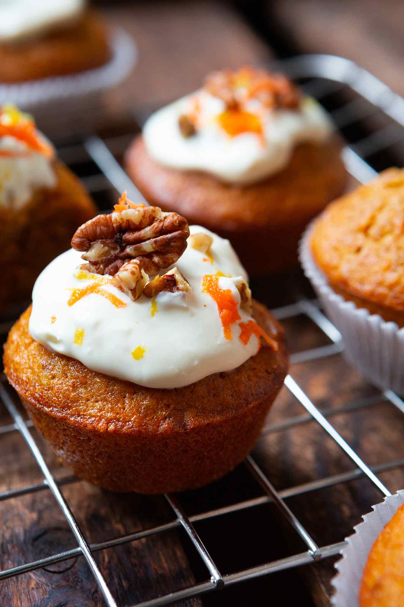 Werbung. Carrot Cake Muffins. Diese einfachen Karotten Muffins mit Creme Fraiche Topping sind saftig und das perfekte Rezept für Kinder! Sooo gut! - Kochkarussell.com #rezept #muffins #einfach #carrotcake #kochkarussell