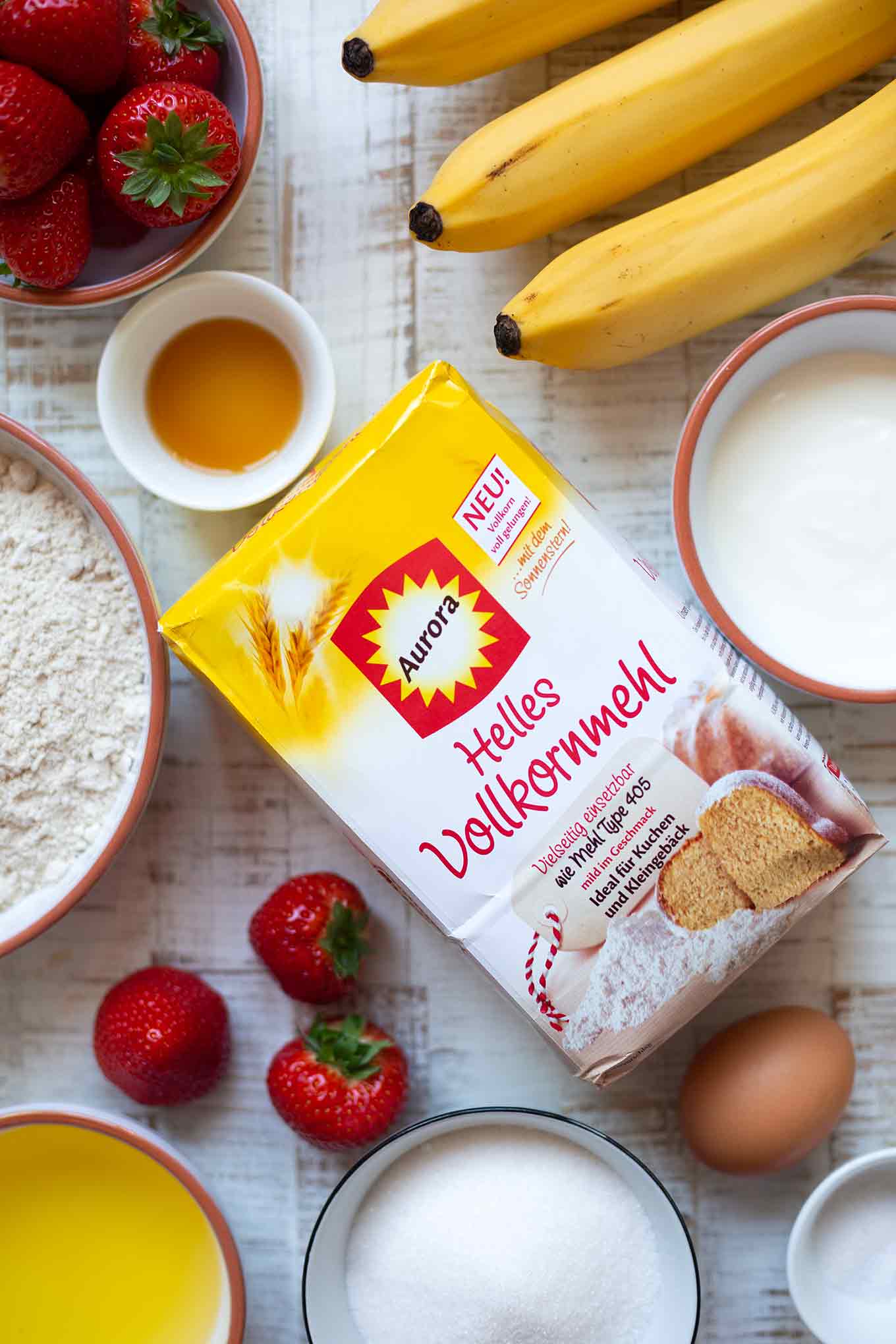 Werbung. Einfaches, super saftiges Erdbeer-Bananenbrot. Dieses schnelle Rezept ist gesünder, natürlich süß und auch perfekt für Kinder! So gut! - Kochkarussell.com #rezept #backen #bananenbrot #vollkornmehl