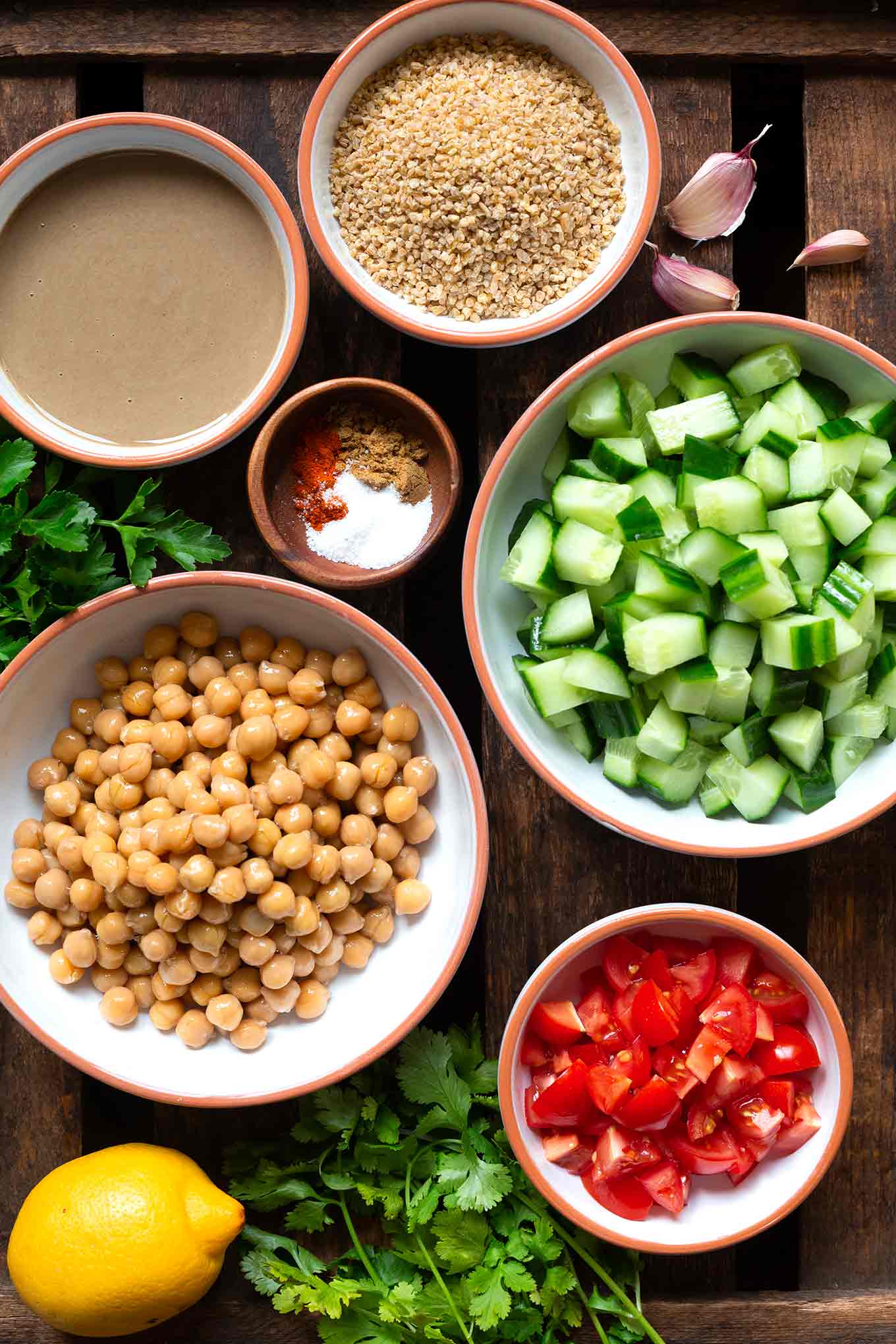 Schneller Falafelsalat ohne Frittieren, Formen und Co! Dieses einfache Rezept ist ein frisches, gesundes und verdammt leckeres Gericht für Tage, an denen es schnell gehen muss. - Kochkarussell.com #falafel #salat #rezept #gesund #schnellundeinfach #kochkarussell 