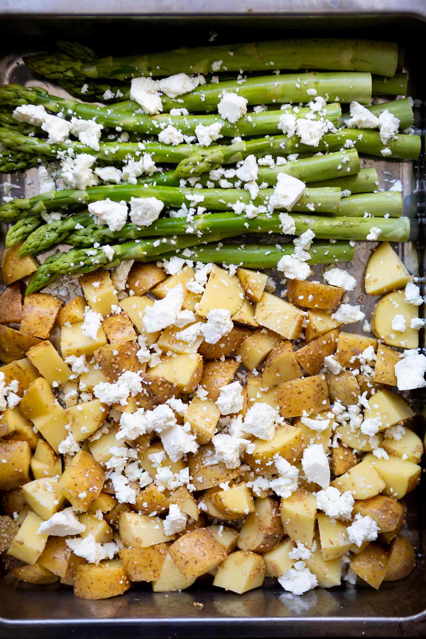 Sesam-Ofenkartoffeln mit grünem Spargel und Feta. Dieses schnelle und einfache 5-Zutaten Rezept aus dem Ofen ist der Knaller! Unbedingt probieren! - Kochkarussell.com #ofenkartoffeln #spargel #rezept #schnellundeinfach 
