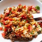 Türkische-Nudeln-mit-Hackfleisch,-Joghurt-und-Tomaten-1