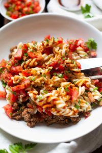 Türkische Nudeln mit Hackfleisch, Joghurt und Tomaten