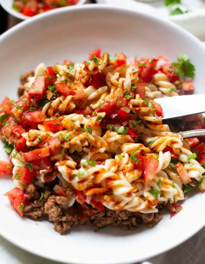 Türkische Nudeln mit Hackfleisch, Joghurt und Tomaten