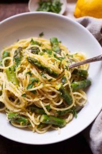 Zitronen-Parmesan-Spaghetti mit grünem Spargel