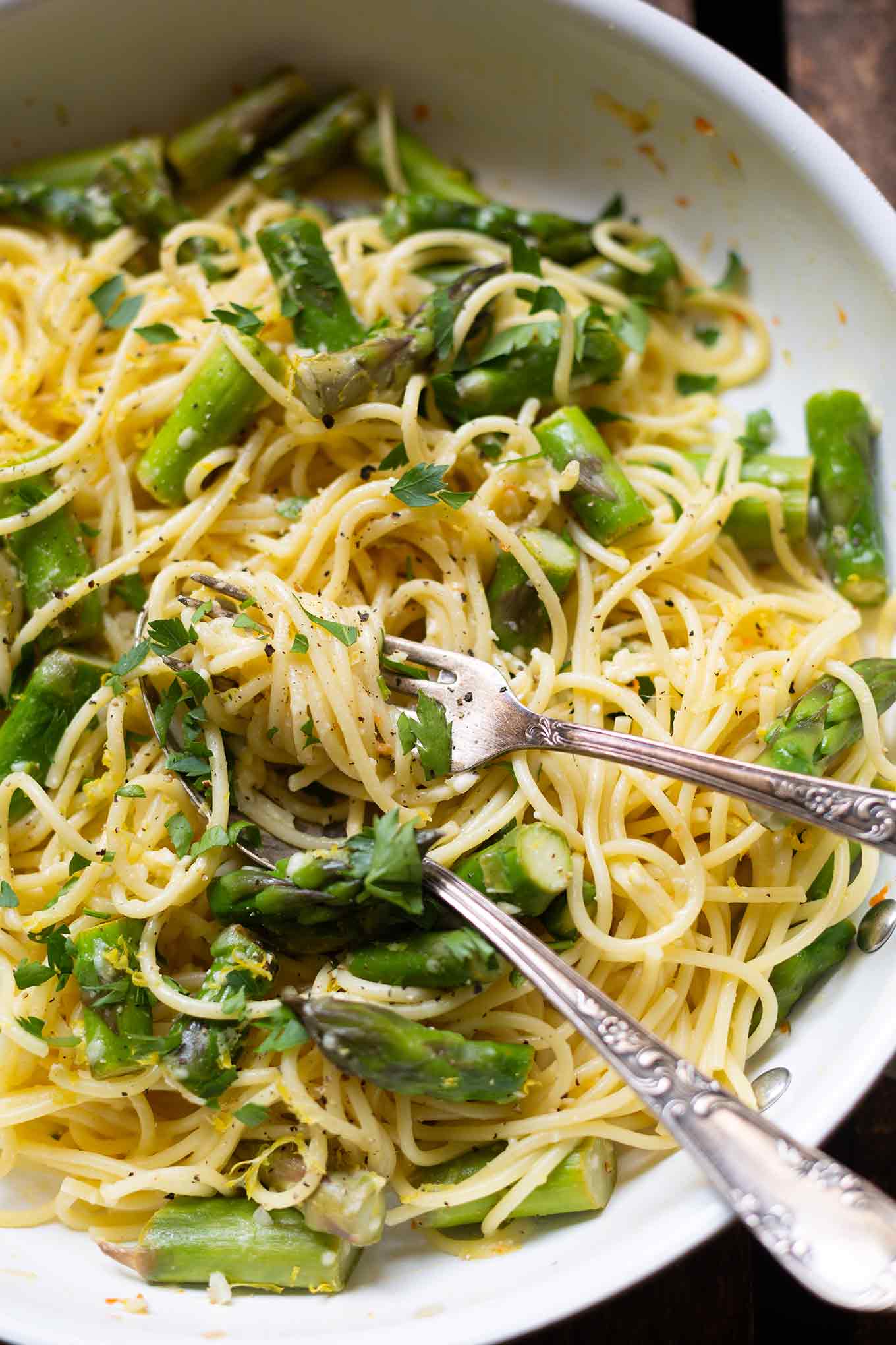 Zitronen-Parmesan-Spaghetti mit grünem Spargel. Dieses schnelle und einfache Pasta-Rezept ist perfekt für die Spargelzeit und in nur 25 Minuten fertig. Schnell, einfach & Super lecker - unbedingt probieren!